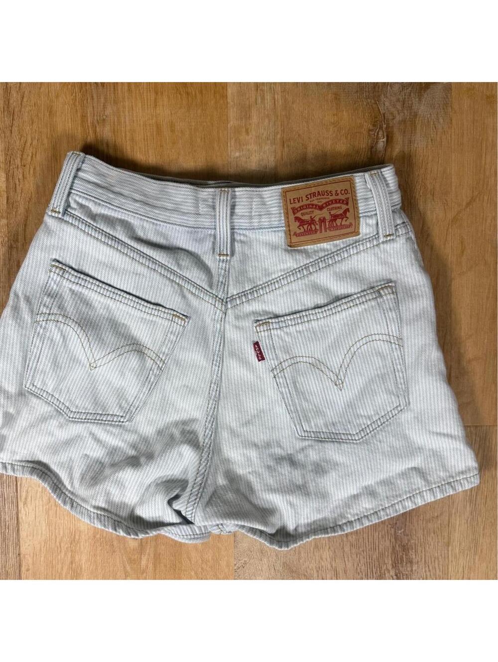 Levi's white and blue striped shorts #denim #Levis #shorts #jeans